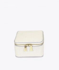 Neely & Chloe WHAT'S HOT No. 57 The Mini Jewelry Case Pebble 11 Neely & Chloe WHAT'S HOT No. 57 The Mini Jewelry Case Pebble