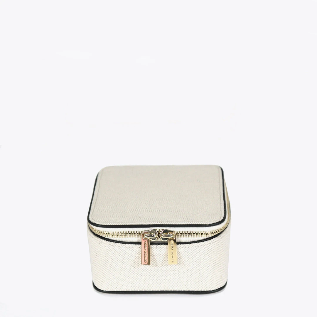 Neely & Chloe WHAT'S HOT No. 57 The Mini Jewelry Case Pebble 4 Neely & Chloe WHAT'S HOT No. 57 The Mini Jewelry Case Pebble